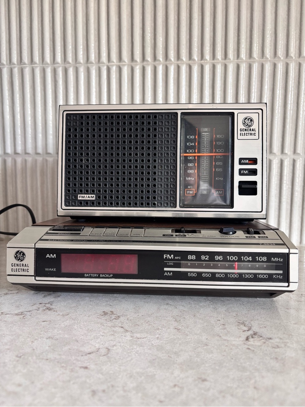 1970s Lot of 2 Vintage GE Woodgrain Radio AM/FM Clock Radio 7-4634B 7-4115B